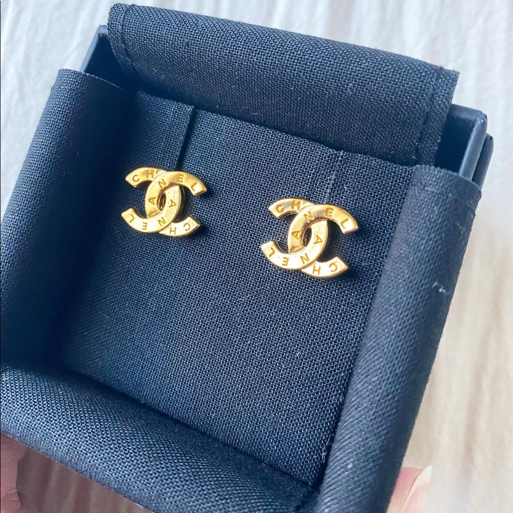 ❌NOW SOLD! ❌Chanel CC Paris gold studs 21A